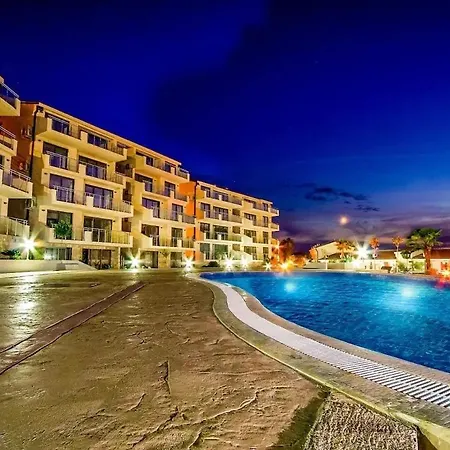 Sunset Poolside Retreat Blueh Apartamento Budva